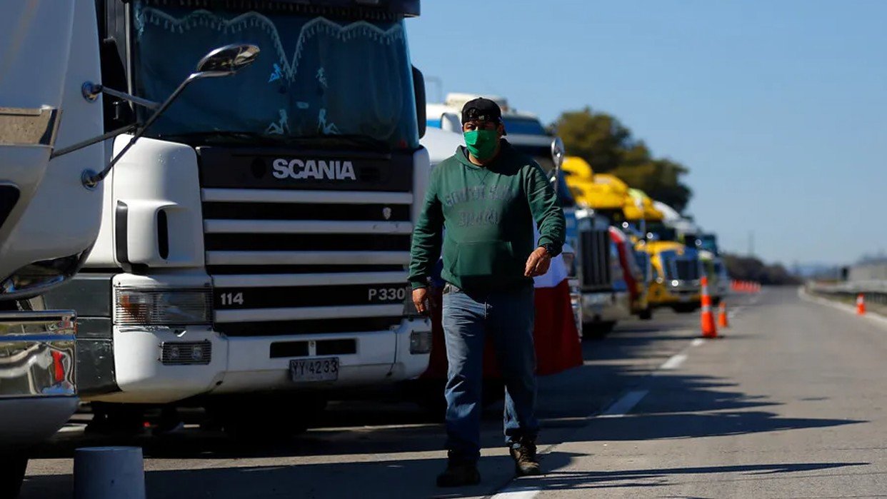 camioneros-de-chile-finalizan-protestas-tras-acuerdo-para-congelar-precio-del-diesel-115950 (1)
