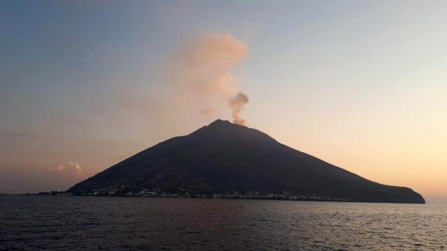 Imagen de archivo del volcán Stromboli, en Italia. EFE/EPA/GIANNETTO BALDI