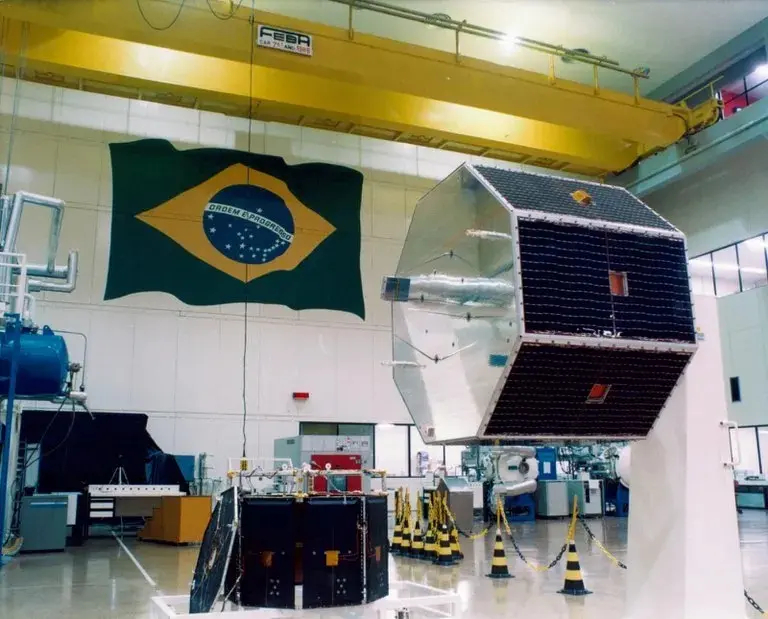 Satélite brasileño/P24