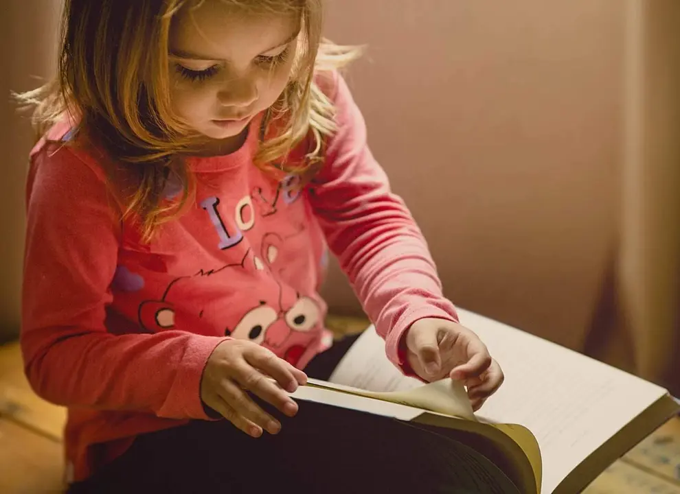 Niña estudiando