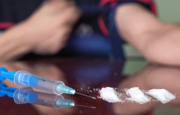 Heroin syringe needle with cocaine .