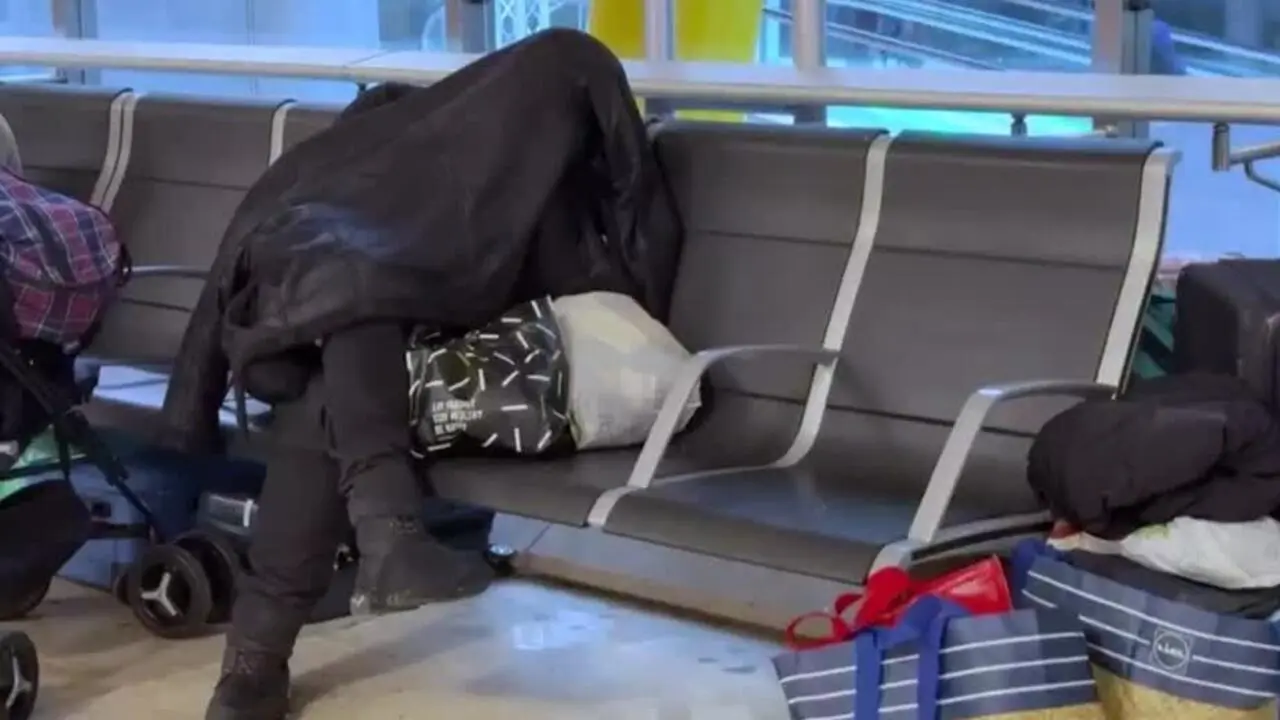 Migrantes durmiendo en el aeropuerto de Madrid