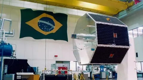 Satélite brasileño/P24