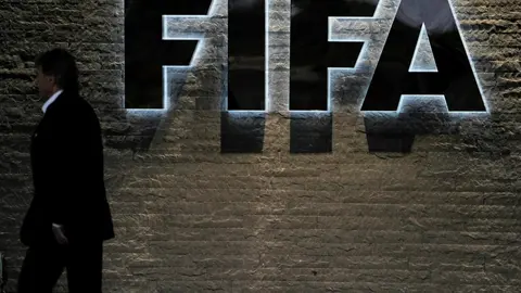 Imagen de archivo del logo de la FIFA en la sede del organismo en Zúrich, Suiza. EFE/Steffen Schmidt
