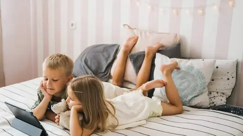 Niños en una videollamada/UNSPLASH