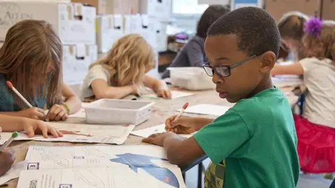 Niños estudiando/UNSPLASH