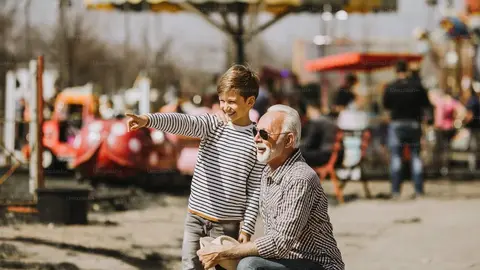 Abuelo y nieto/UNSPLASH