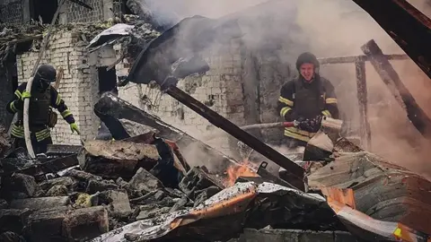 Bomberos apagan llamas después de ataque Ruso