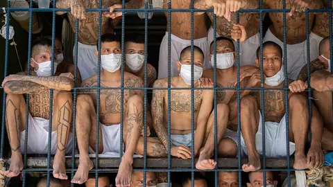 Prisioneros en la cárcel de El Salvador