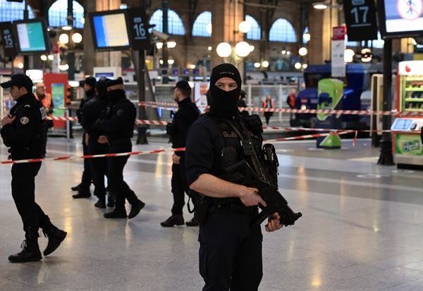 ¡Alarmante! Atacaron a viajeros en París