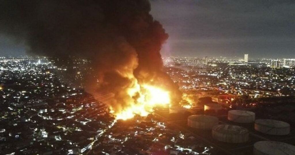 Rayo provoca incendio que deja 17 personas muertas en Yakarta
