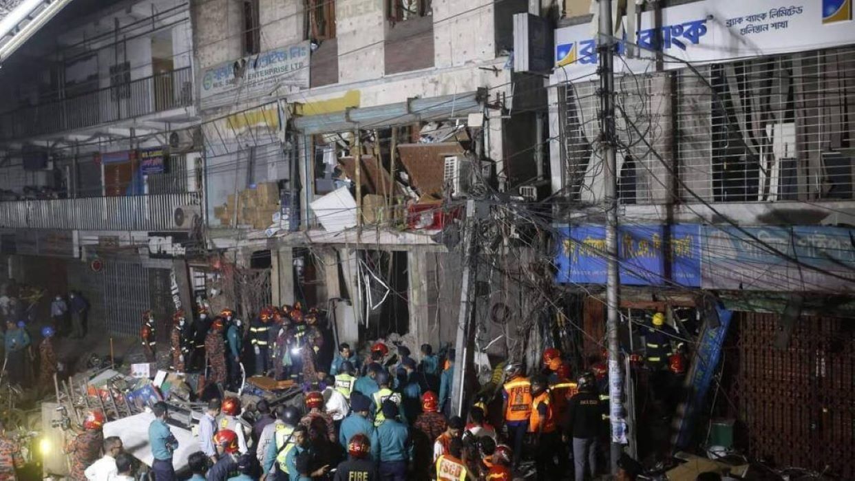 Una explosión deja 15 fallecidos en un edificio de oficinas en Daca