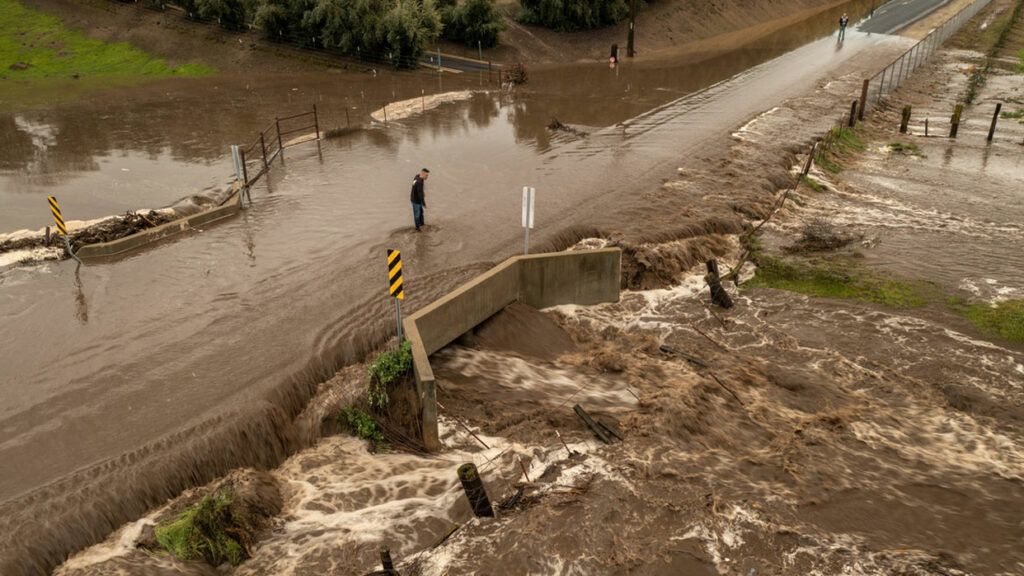 Las lluvias han causado la evacuación de miles de personas en California