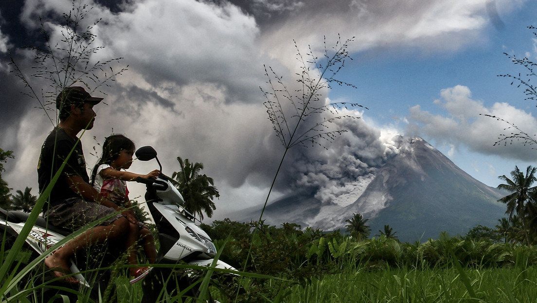 El volcán Merapi de Indonesia irrumpió en erupción