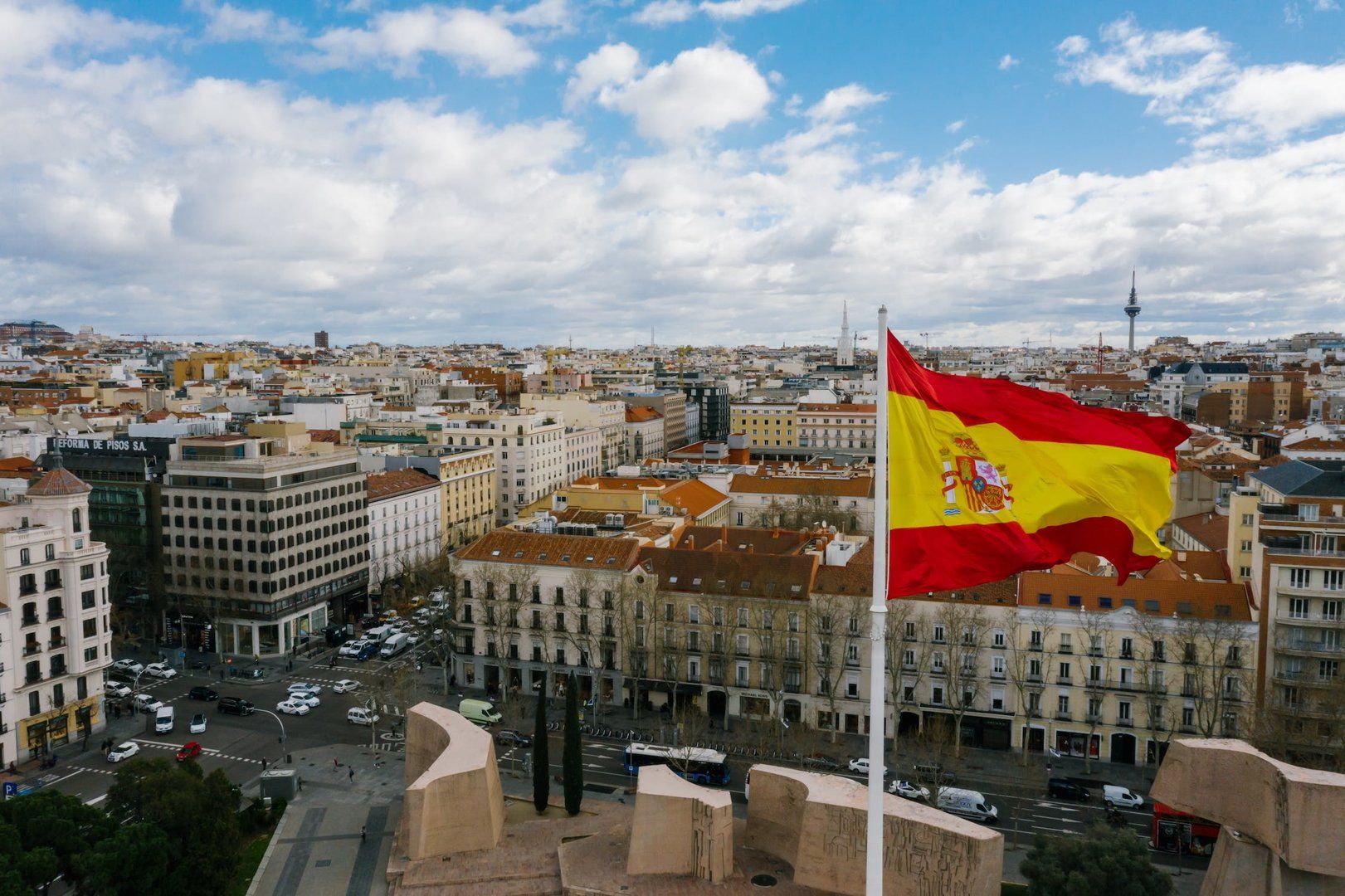 Trámites para Extranjeros: Diferencia entre NIE y TIE en España