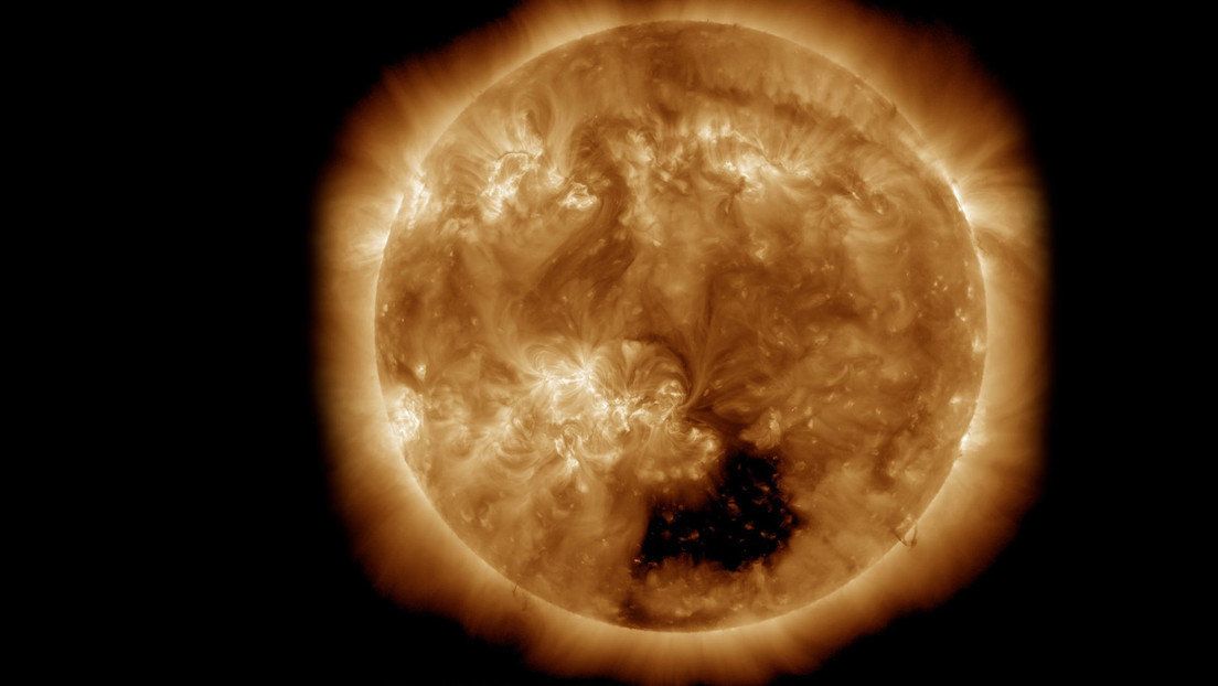 La NASA identificó un enorme agujero coronal próximo al polo sur del Sol