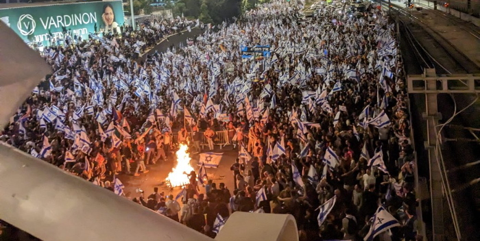 Una multitud de israelíes protestan contra el cese del ministro de Defensa