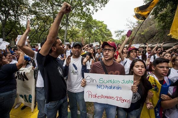 ¡En Venezuela! Los maestros regresan a las calles exigiendo aumento salarial