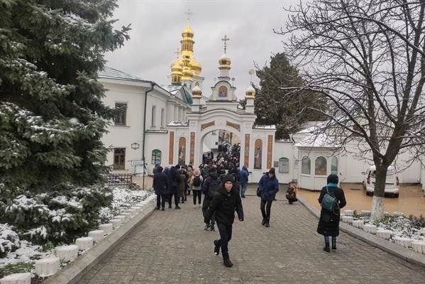 Miles de ucranianos visitaron el Monasterio de las Cuevas de Kiev