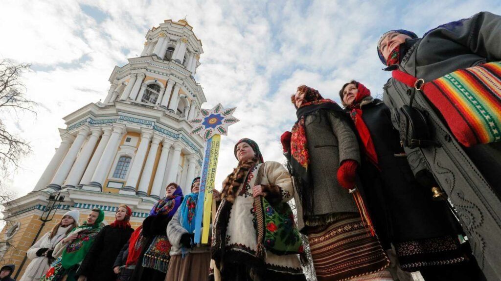 Ucrania inicia la celebración de Pascua con sus pensamientos en el frente de batalla