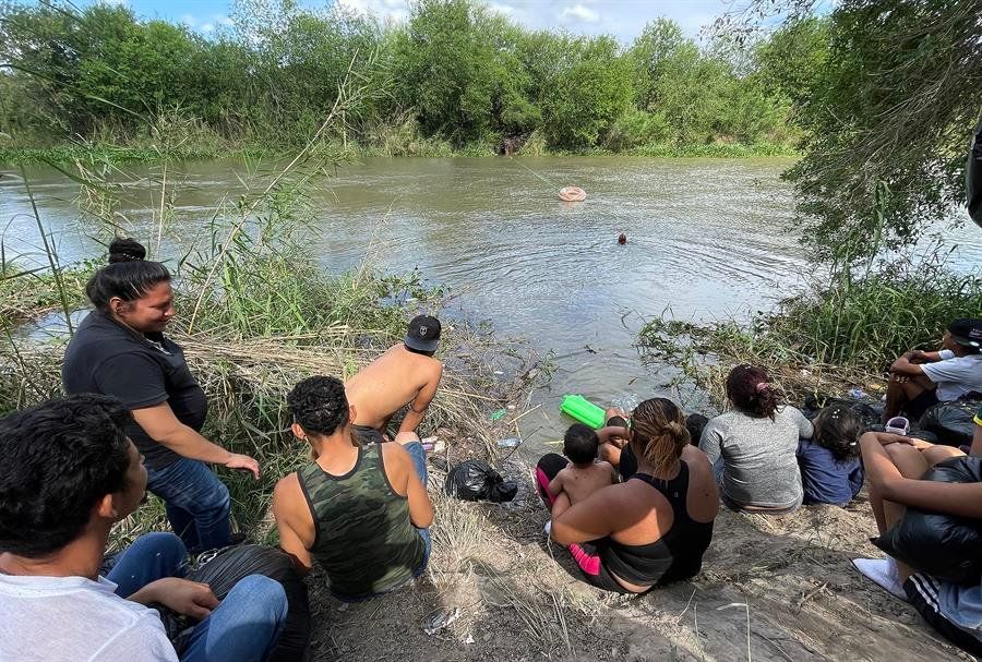 Los migrantes cruzan el río Bravo en Matamoros en busca de una solución