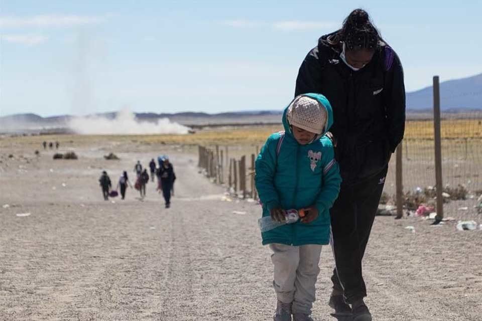 Migrantes varados entre Chile y Bolivia son acogidos por el gobierno