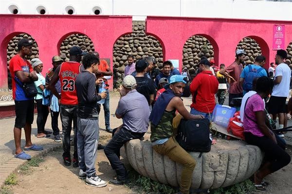 Migrantes solicitan protección para realizar un "viacrucis" en el sur de México