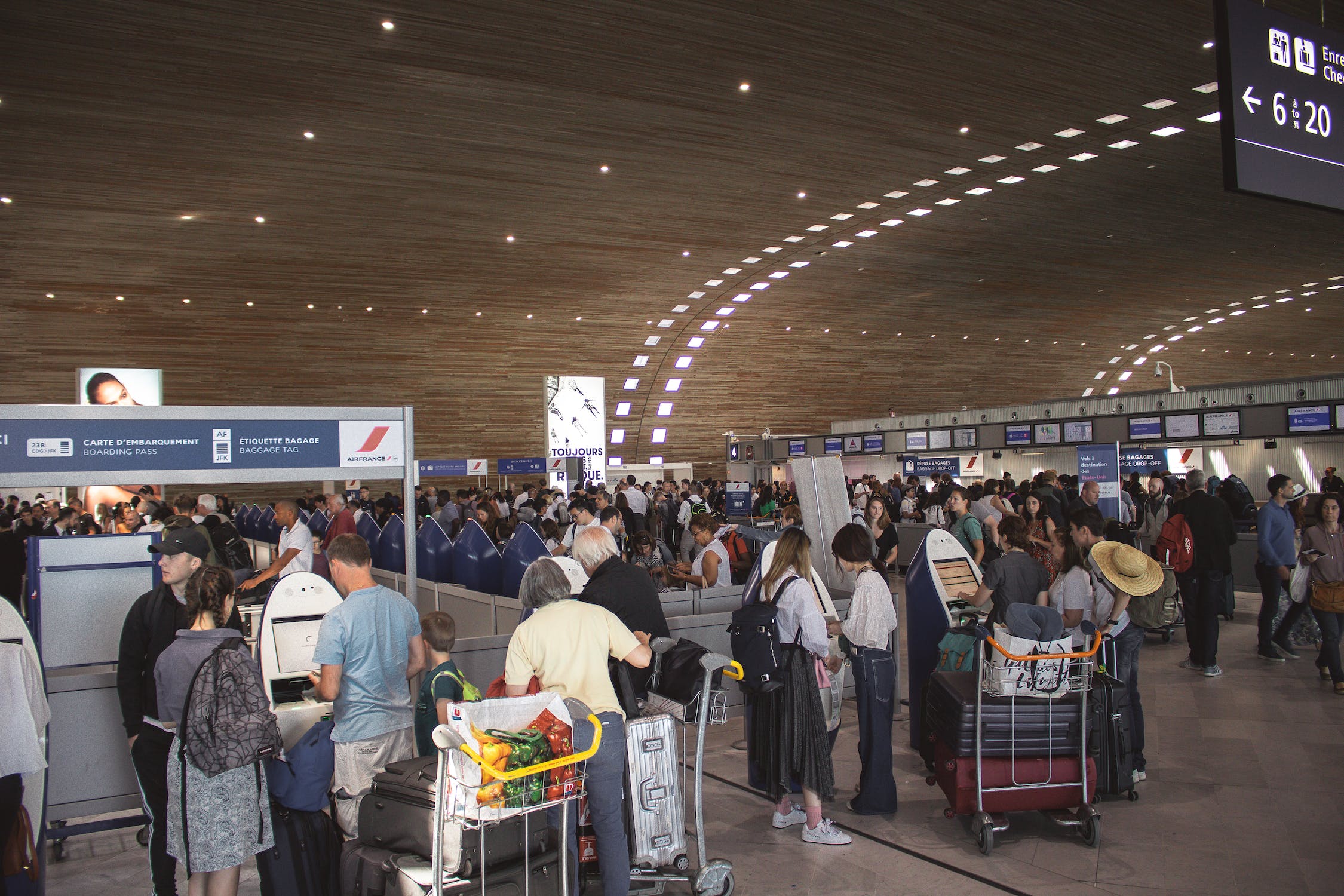España establece responsabilidad administrativa para extranjeros en situación irregular