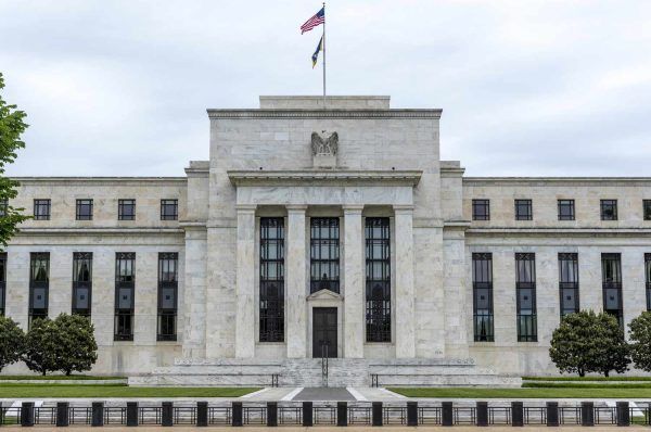 Expertos bancarios alertan sobre la insolvencia potencial de 2.000 bancos en EE.UU.