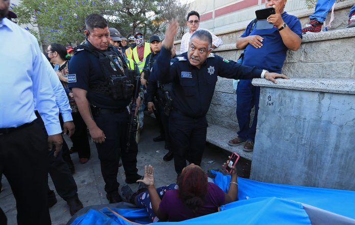 Medio centenar de migrantes fueron desplazados por la policía en las calles de Ciudad Juárez