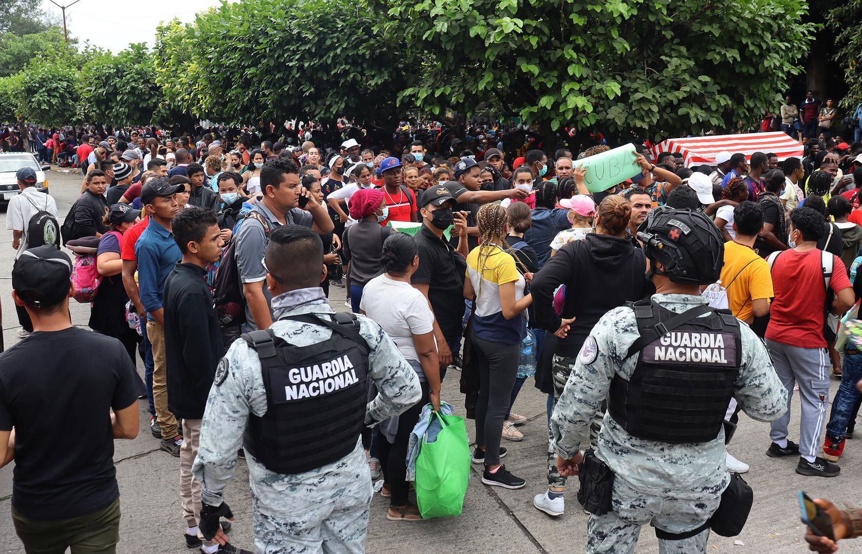 ¡En México! Migrantes corrieron hacia el puerto de la frontera