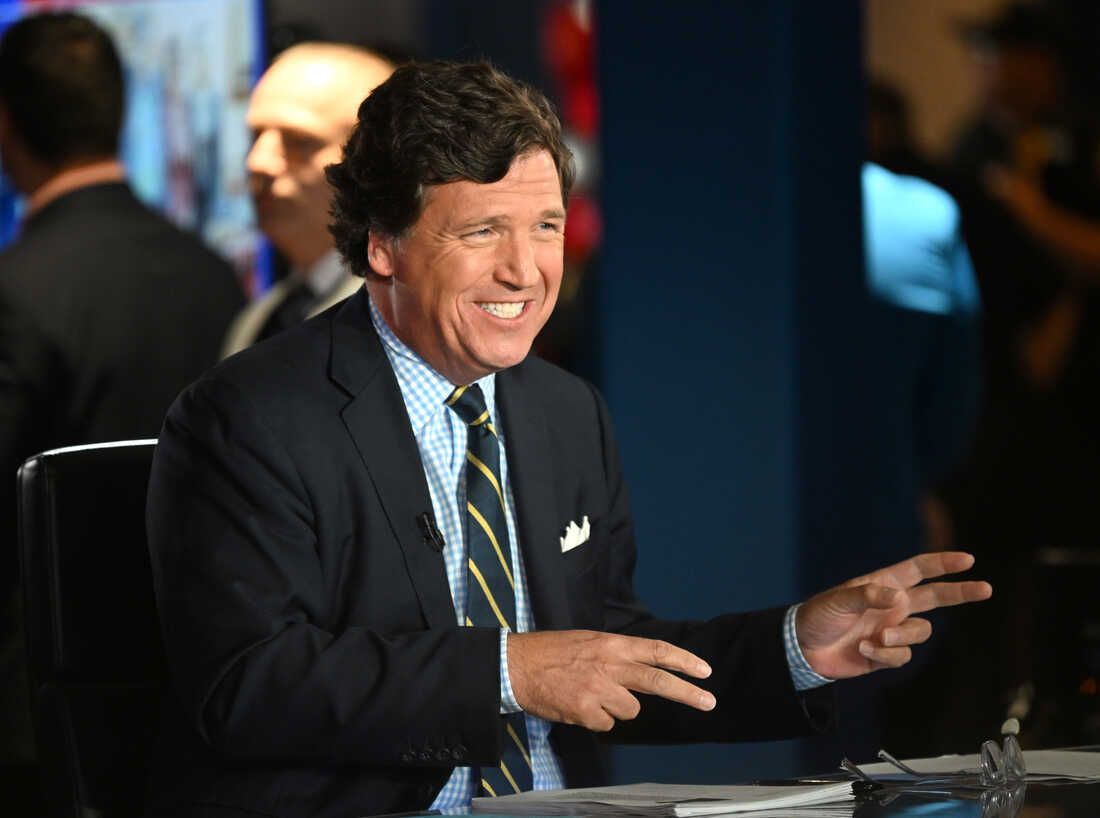 Tras un mensaje racista el presentador del canal Fox Tucker Carlson es despedido