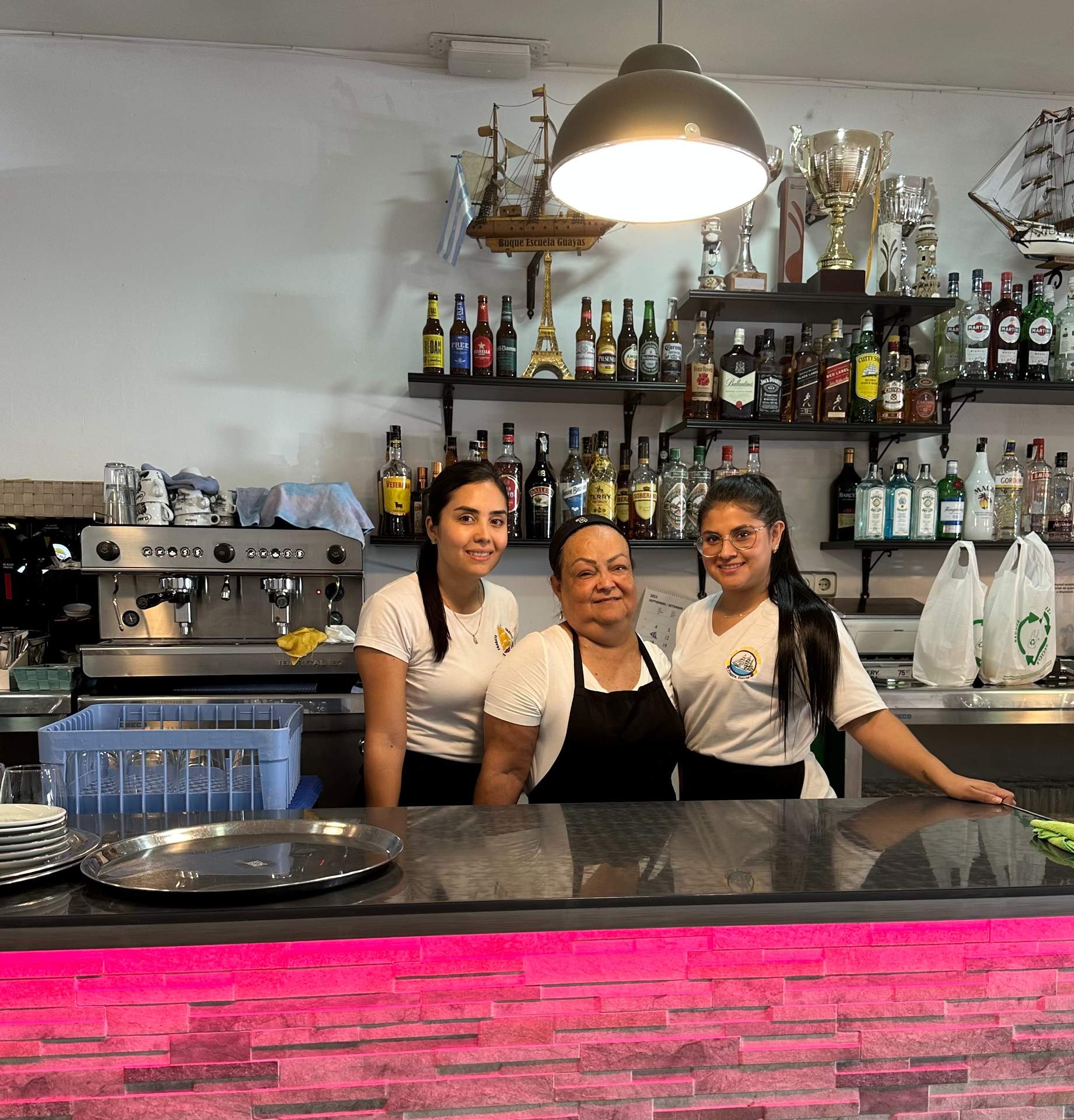 Mónica junto a su equipo de trabajo