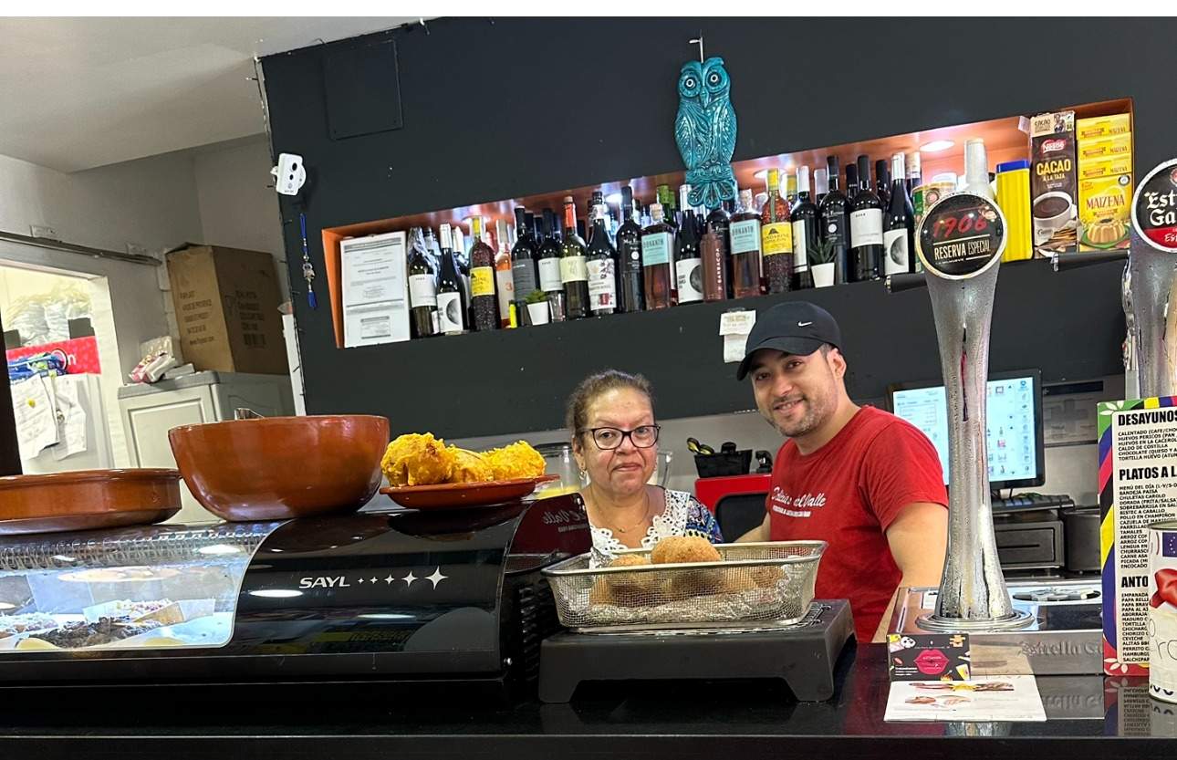 Equipo detrás de la barra y cocina