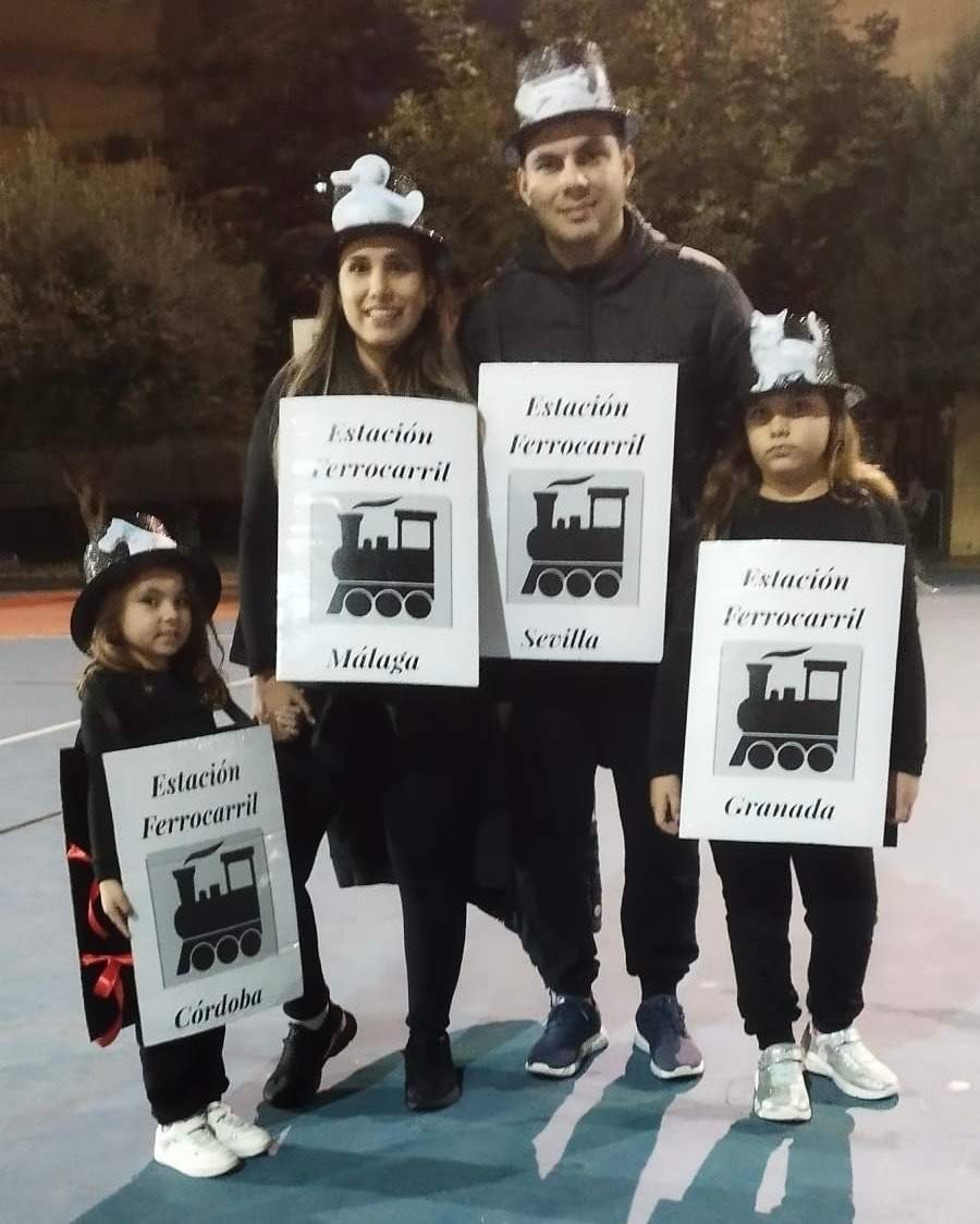 Los padres de las niñas junto a sus hijas