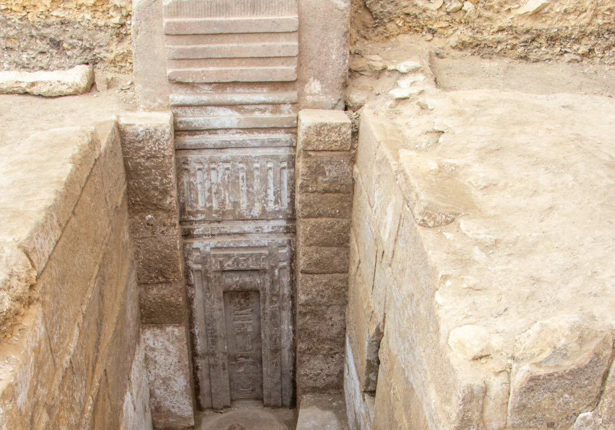 Descubren en Saqqara la tumba de 4.400 años del príncipe Userefre con una monumental puerta falsa de granito rosa