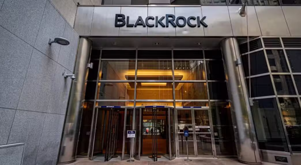 BlackRock retira 900 millones en BTC de Coinbase Prime y agita al mercado
