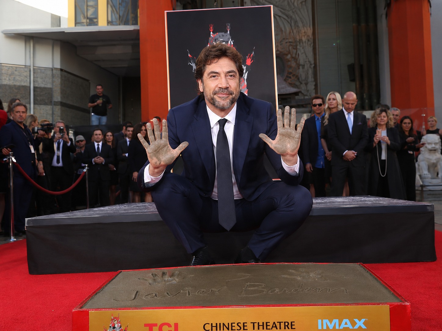 Javier Bardem hace historia al dejar sus huellas en el Teatro Chino de Hollywood